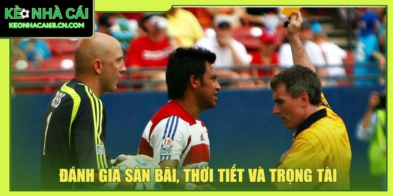 Đánh giá sân bãi, thời tiết và trọng tài